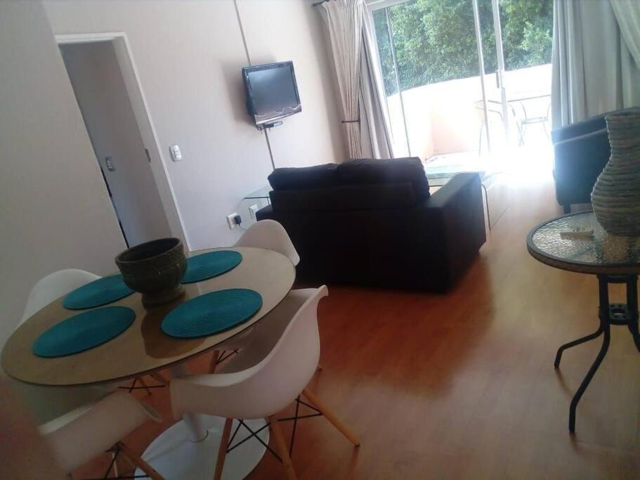 Daisy St -One Bedroom Apartment Johannesburg Esterno foto