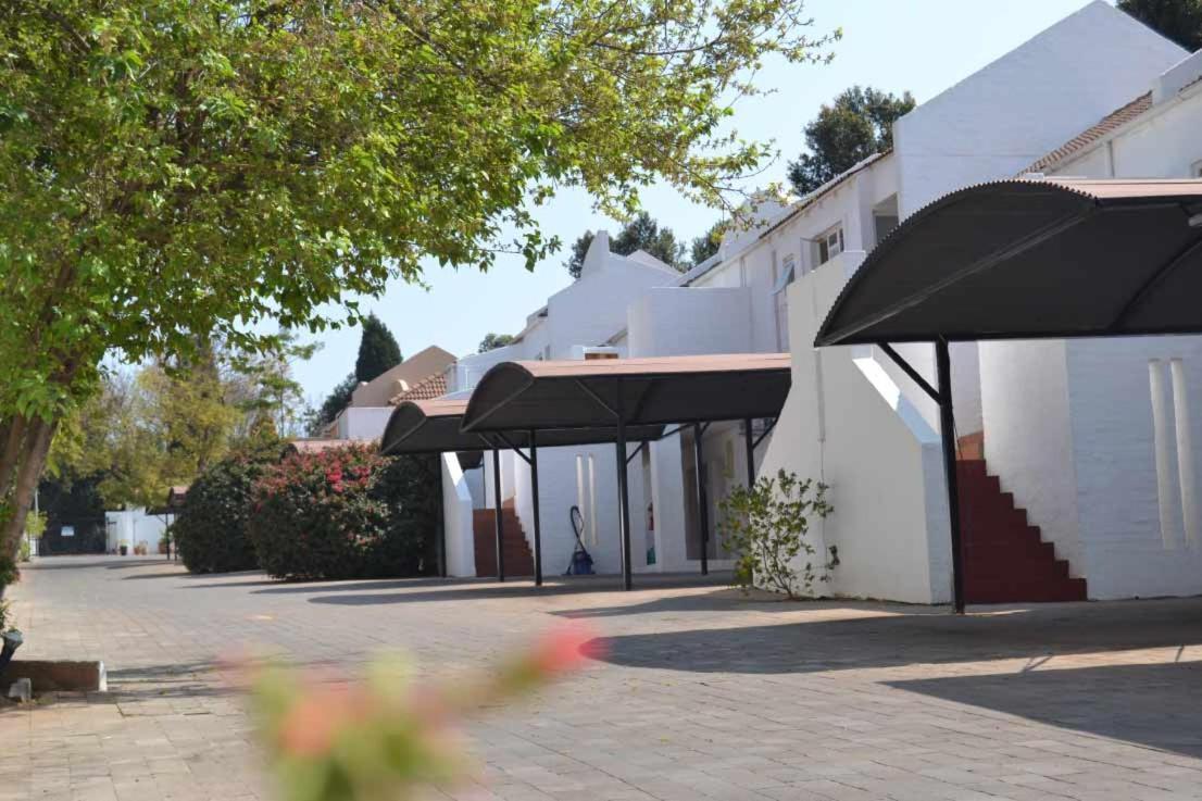 Daisy St -One Bedroom Apartment Johannesburg Esterno foto
