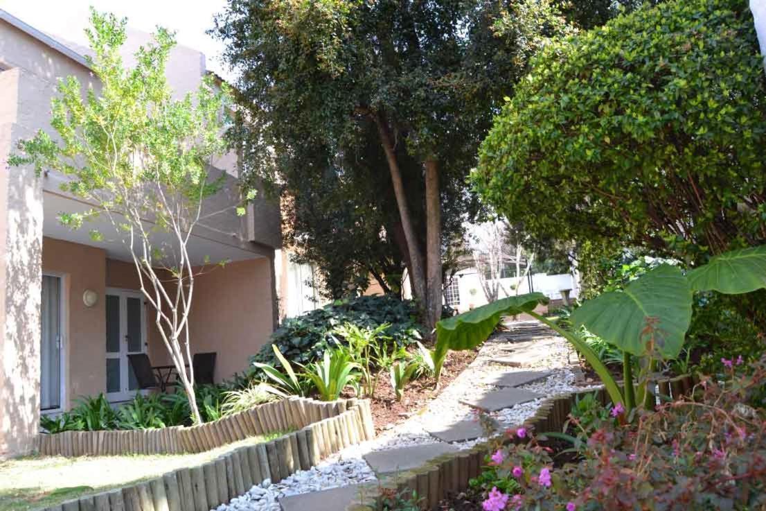 Daisy St -One Bedroom Apartment Johannesburg Esterno foto